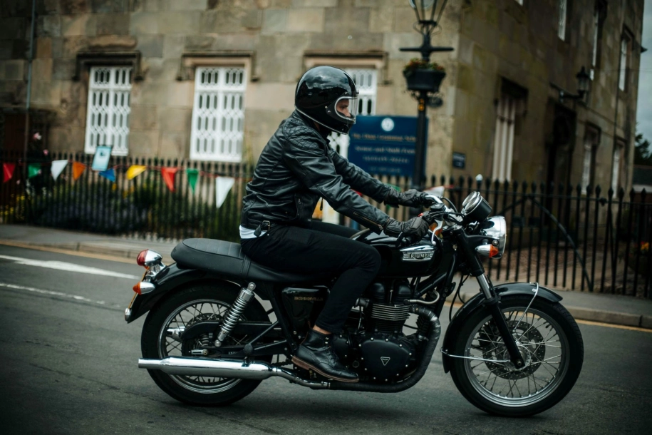 Balade moto au profit d'Octobre Rose chez Triumph Angers